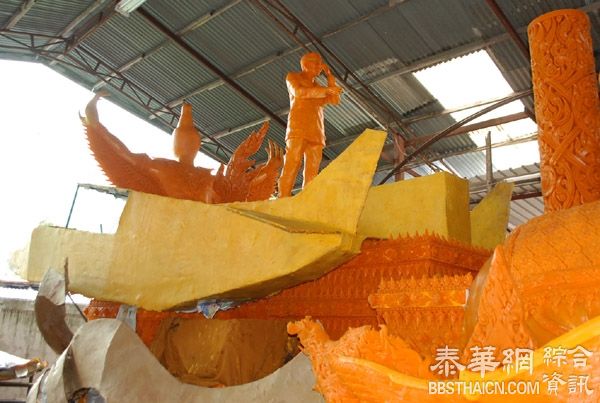 呵叻蜡烛巡游工匠赶进度  蜡雕作品【巴育开飞机】将亮相