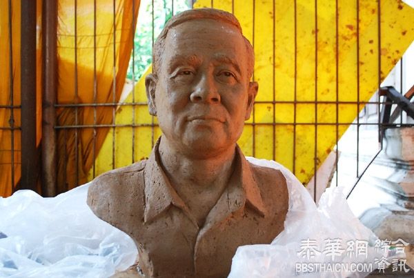 呵叻蜡烛巡游工匠赶进度  蜡雕作品【巴育开飞机】将亮相