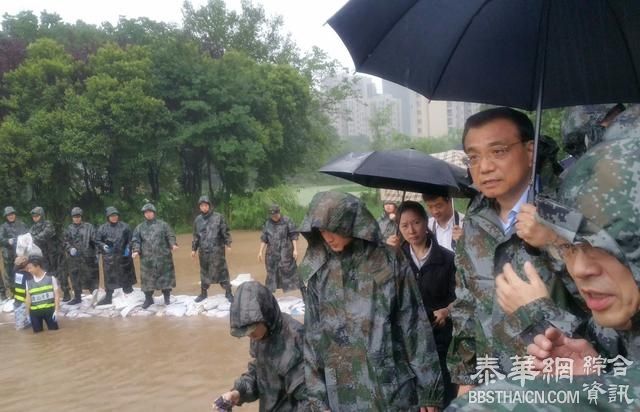 李克强冒大雨急赴武汉长江干堤管涌现场指挥抢险救灾