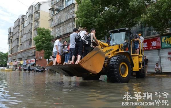 南京遭特大暴雨，城市内涝多条道路中断地铁进水高铁停运