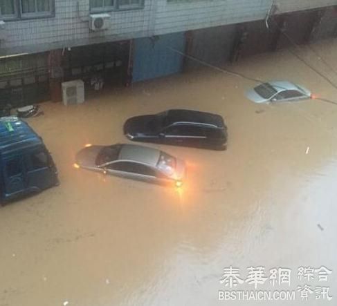 福建莆田遭暴雨袭击：车辆被淹 老宅倒塌