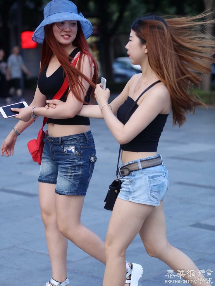 北京持续高温 美女们露腿露背找清凉