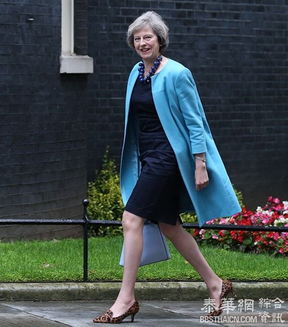 英国女首相走马上任 媒体却紧盯着她脚上的豹纹高跟鞋