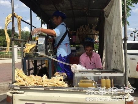 清迈鲜榨甘蔗汁好畅销蜜蜂也排队