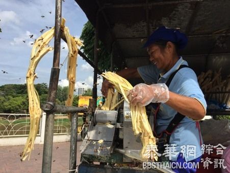 清迈鲜榨甘蔗汁好畅销蜜蜂也排队