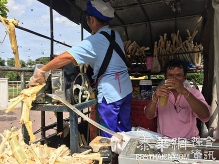 清迈鲜榨甘蔗汁好畅销蜜蜂也排队