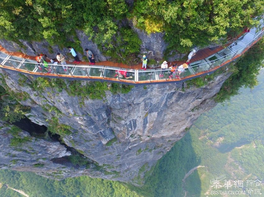 航拍张家界玻璃栈道 绝壁凌空令人头晕目眩(组图)