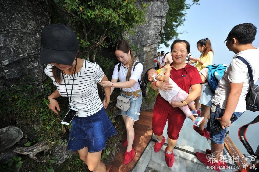 航拍张家界玻璃栈道 绝壁凌空令人头晕目眩(组图)