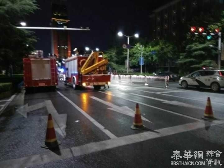 郑州一公路突然塌陷 4人落坑 2人仍未找到