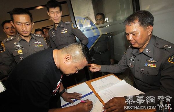 违反集会禁令 红衫军19人投案 经过2个多小时调查后全部获释 警方约9月6日再录口供