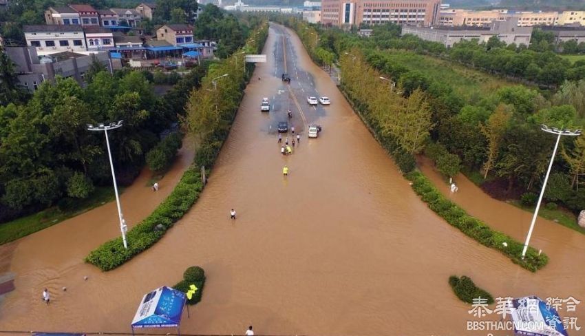 暴雨大风重创湖北宜昌　道路变成黄河