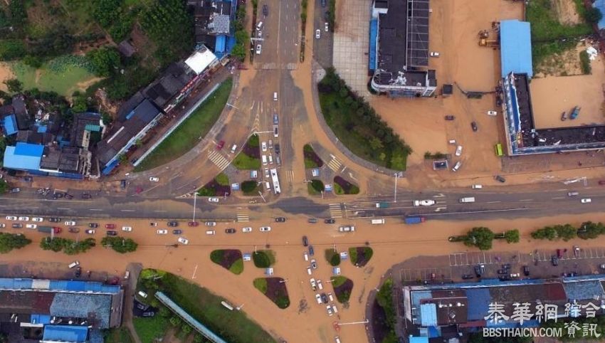 暴雨大风重创湖北宜昌　道路变成黄河