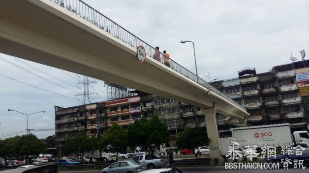 轻生？曼谷一名男子带两岁儿跳Boromarajonani路天桥