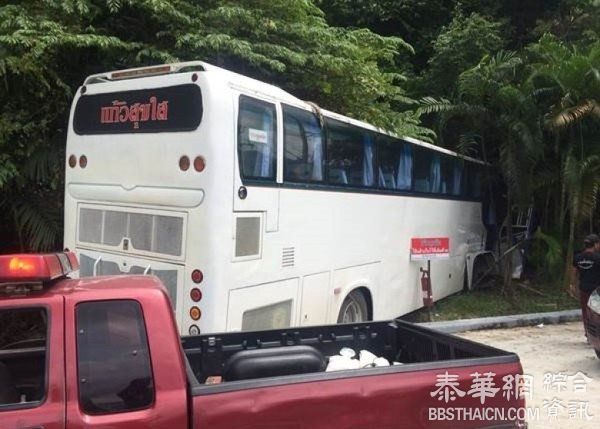 旅巴撞峭壁 28华客3重伤