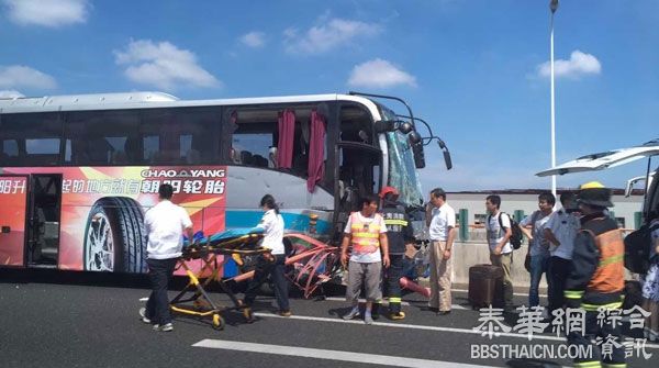 上海浦东机场四线发生车祸两乘客摔至地面身亡