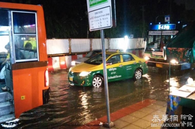 曼谷降暴雨多区内涝严重 汽车摩托车熄火停在路中交通拥堵严重