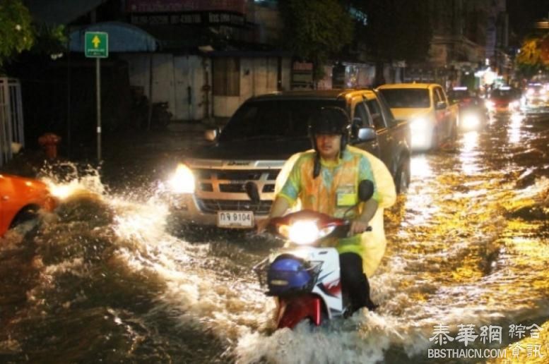 曼谷降暴雨多区内涝严重 汽车摩托车熄火停在路中交通拥堵严重