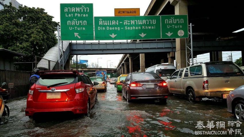 曼谷降暴雨多区内涝严重 汽车摩托车熄火停在路中交通拥堵严重