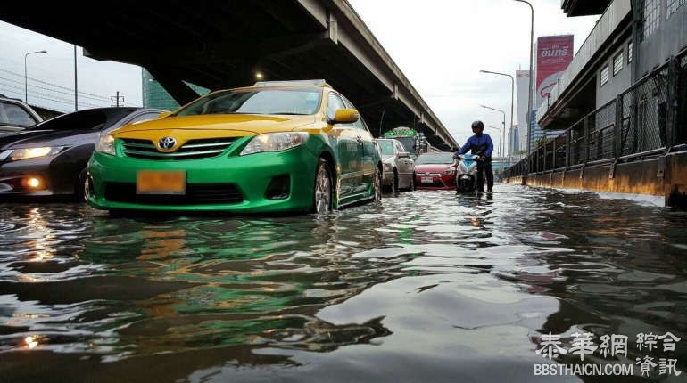 曼谷降暴雨多区内涝严重 汽车摩托车熄火停在路中交通拥堵严重