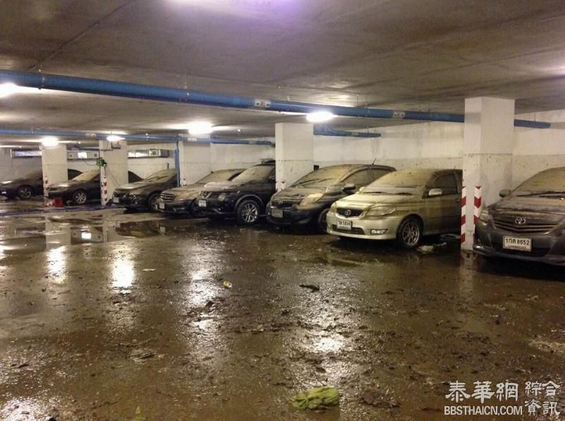 曼谷暴雨豪华公寓的地下停车场被淹