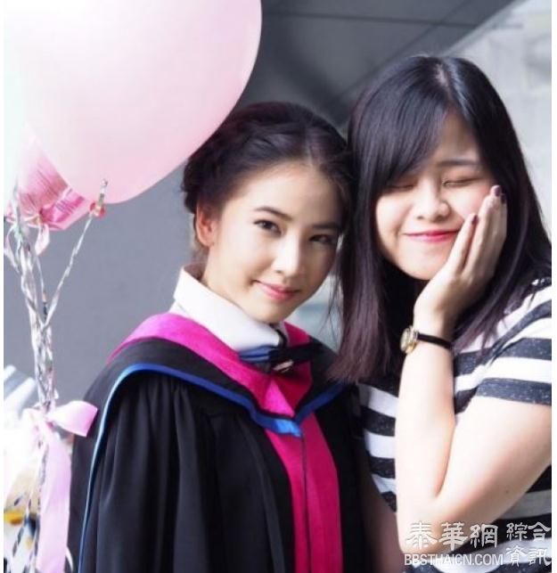 明星Fon Sananthachat（冯小雨）领取学位证书  粉丝专程到学校参与她的毕业活动