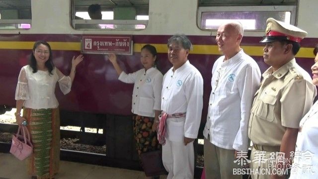 刺激绿色季旅游邀妈妈穿泰服坐火车观光