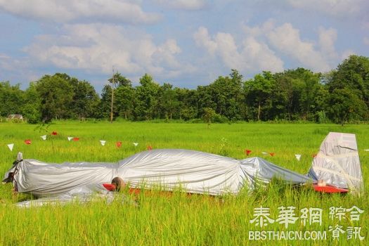 那空帕农航空大学飞机失事迫降农田2人轻伤  机翼被严重折断整架飞机破碎一地