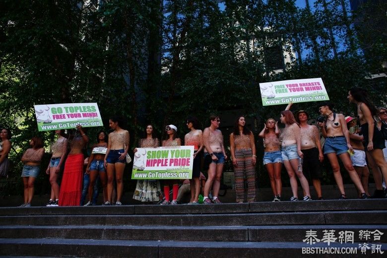 美国民众参加“无上装”游行 呼吁女性权利
