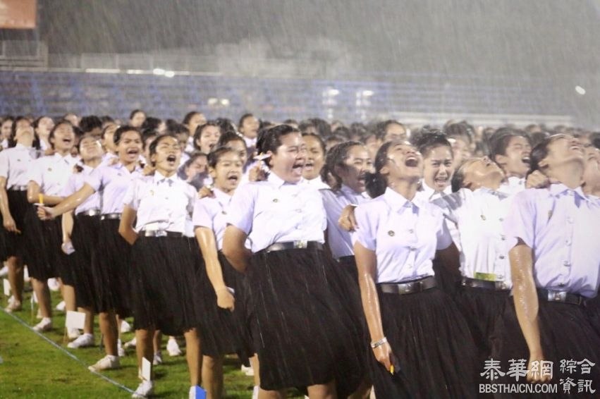 邬隆他尼府叻察帕大学新生冒雨做活动引网友不满  有体罚嫌疑