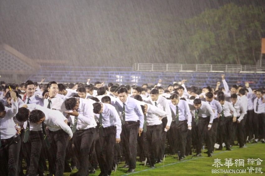 邬隆他尼府叻察帕大学新生冒雨做活动引网友不满  有体罚嫌疑