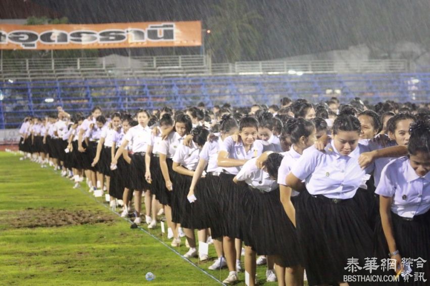 邬隆他尼府叻察帕大学新生冒雨做活动引网友不满  有体罚嫌疑