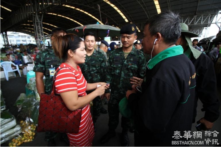 抢泰国人饭碗  警方及军方等部门突击空銮县达叻泰市场13非法外劳被抓