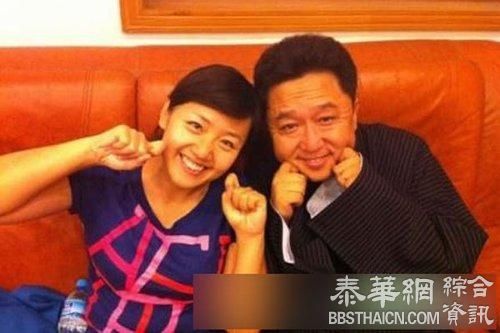 47岁于谦与妻子相差10岁，合影似父女