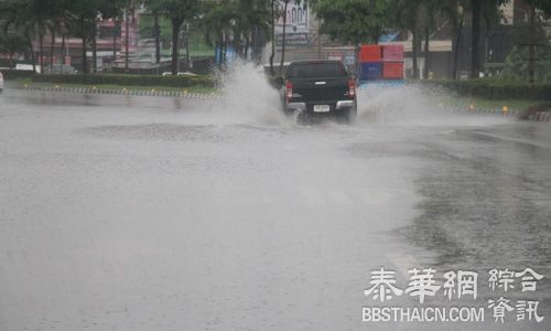 排水不畅  仅30分钟哒叻府多条道路淹没在洪水中