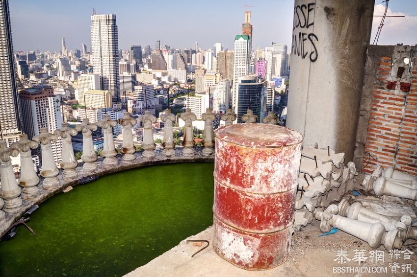 最美鬼楼游客冒死上顶楼  长期荒废大楼成了冒险者探险的地标