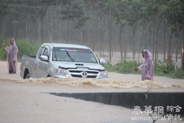 兰鲁国家公园山洪灌入  民宅被淹严重