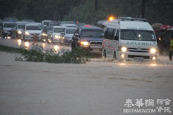 兰鲁国家公园山洪灌入  民宅被淹严重