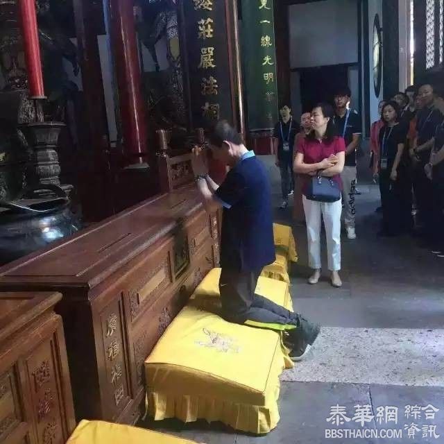 为祈愿G20峰会文艺演出成功，张艺谋特意前往位于杭州的灵隐寺拜佛
