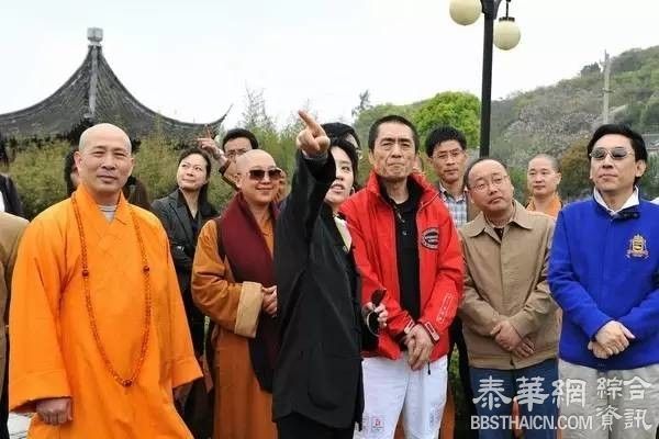 为祈愿G20峰会文艺演出成功，张艺谋特意前往位于杭州的灵隐寺拜佛