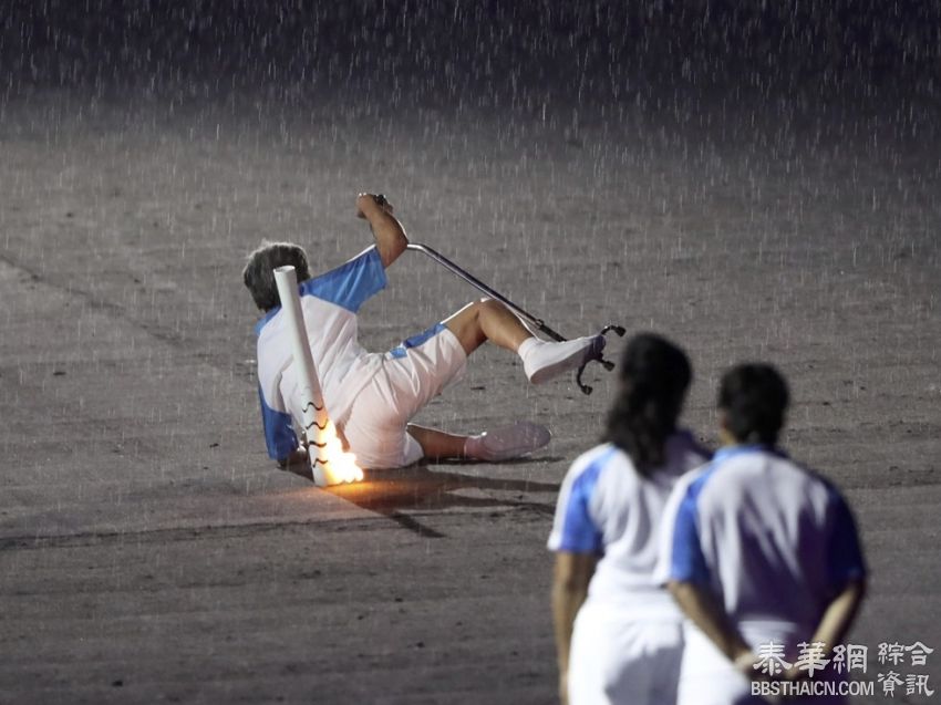 2016里约残奥会开幕式：火炬手雨中跌倒