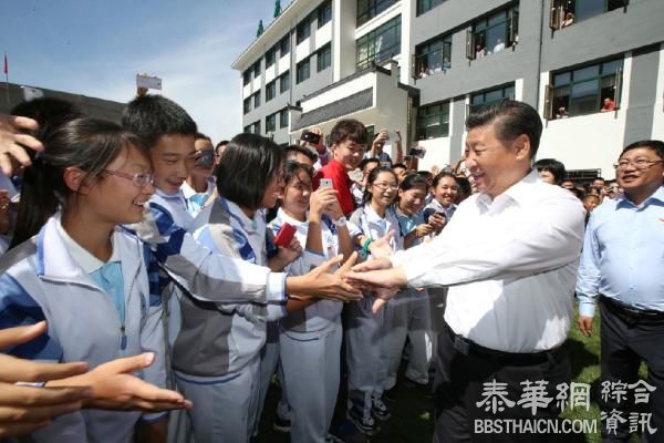 习近平回母校看望师生：到这里就没有首长了，都是学生