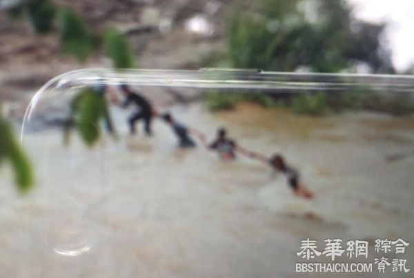 游客无视警告  四色菊府宽限县汇尖瀑布嬉水险被冲走