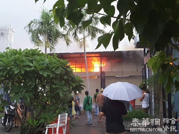 曼谷乍都节周末市场一烧烤店火灾