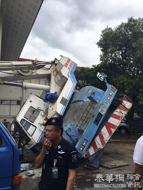 总理府建设工地发生吊车倾斜倒地