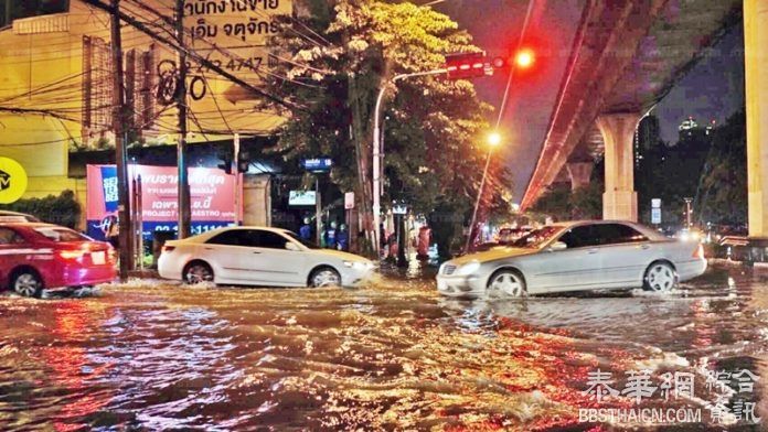 暴雨持续  曼谷30条重要道路水位高度从5厘米到淹没人行道不等