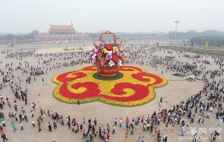 北京，天安门广场国庆花坛落成