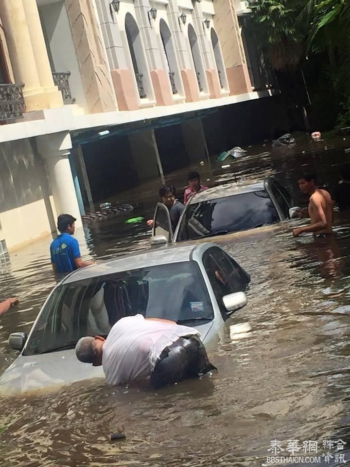 地下停车场由于暴雨积水被淹  30多辆车损坏