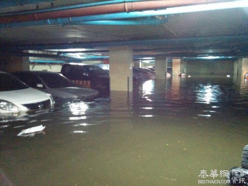 地下停车场由于暴雨积水被淹  30多辆车损坏