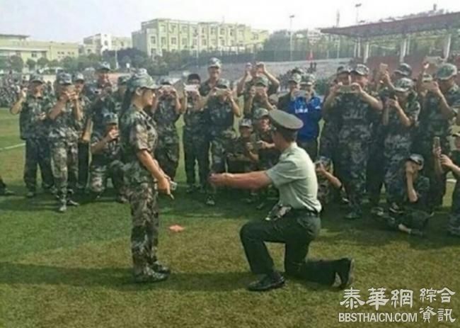 军队教官向女大学生下跪 震动中央军委