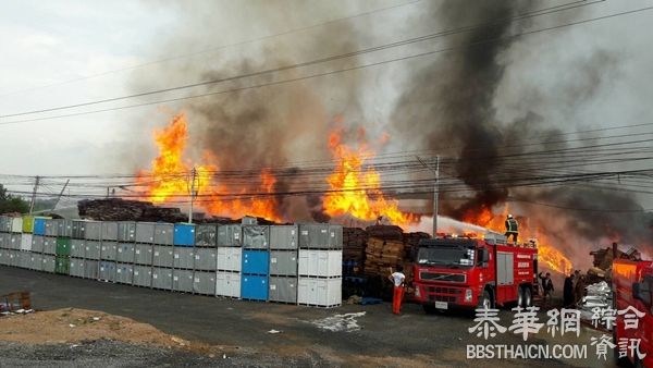 春武里废旧品仓库失火  经济损失逾300万铢未造成人员伤亡